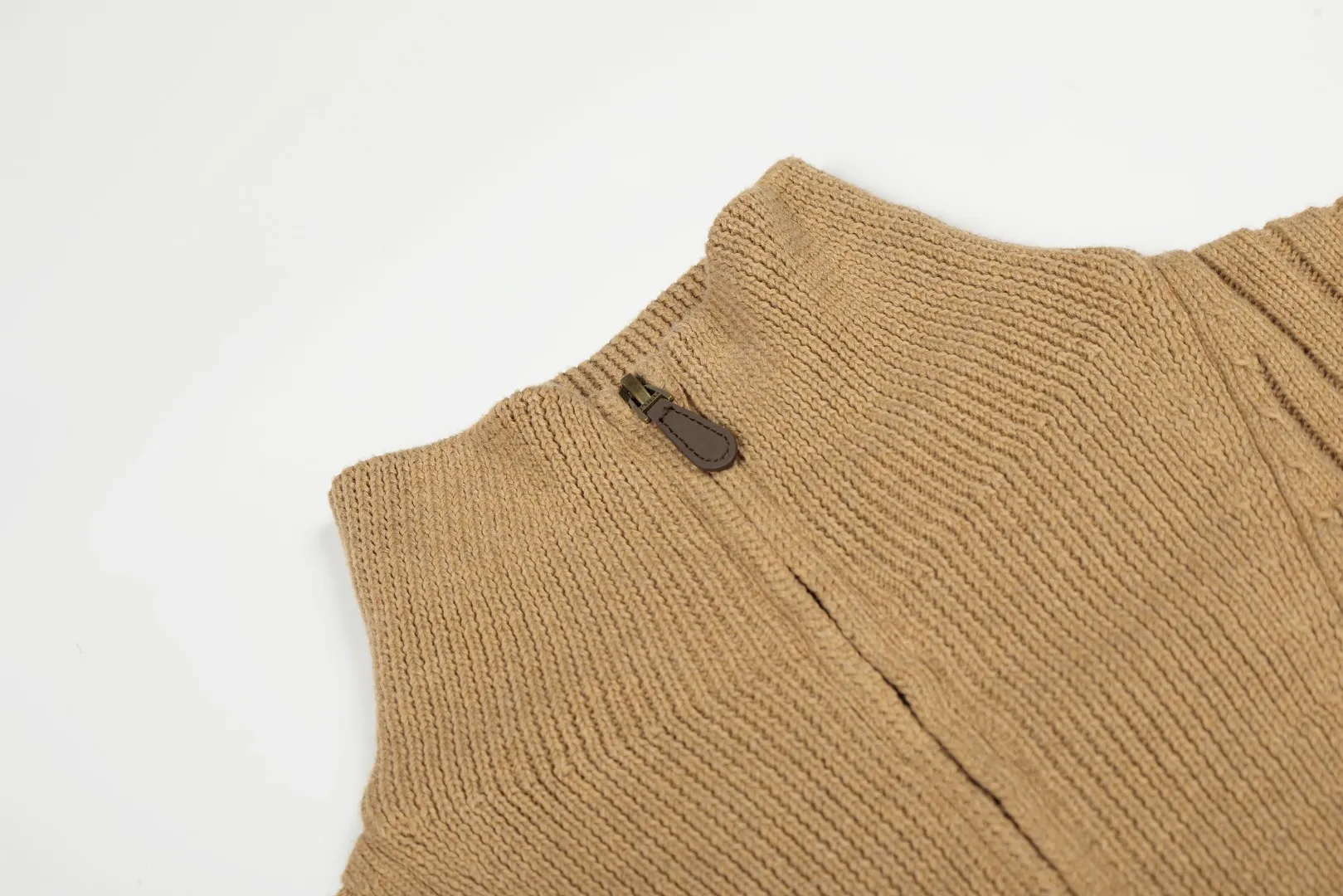 P250 Top quality" Style number: DS114# (not off the shelves all year round) [Ralph Lauren half-zip solid color pony embroidered logo striped knitted sweater] ✅Ralph Lauren half-zip classic basic versatile unisex couple pullover sweater ✅Main supplier platform live broadcast Wholesale entity Replenish when out of stock Not off the shelf ✅ZP quality 1:1 version Scan the code to enter the GF website Counter quality ✅Detailed quality The only one in Guangzhou Imported quality cotton yarn, focusing on high-end, cost-effective, good quality needless to say. ✅Restore the original version. The maximum size can be worn up to 190 pounds. Loose, comfortable and stress-free. ✅The upper body is simple and easy to match. A must-have item for ootd. Good-looking clothes are never picky. Recommended must-have items in the wardrobe. Size: S-XL. Color: Black, white, gray, khaki, navy blue, white label, red gold label.